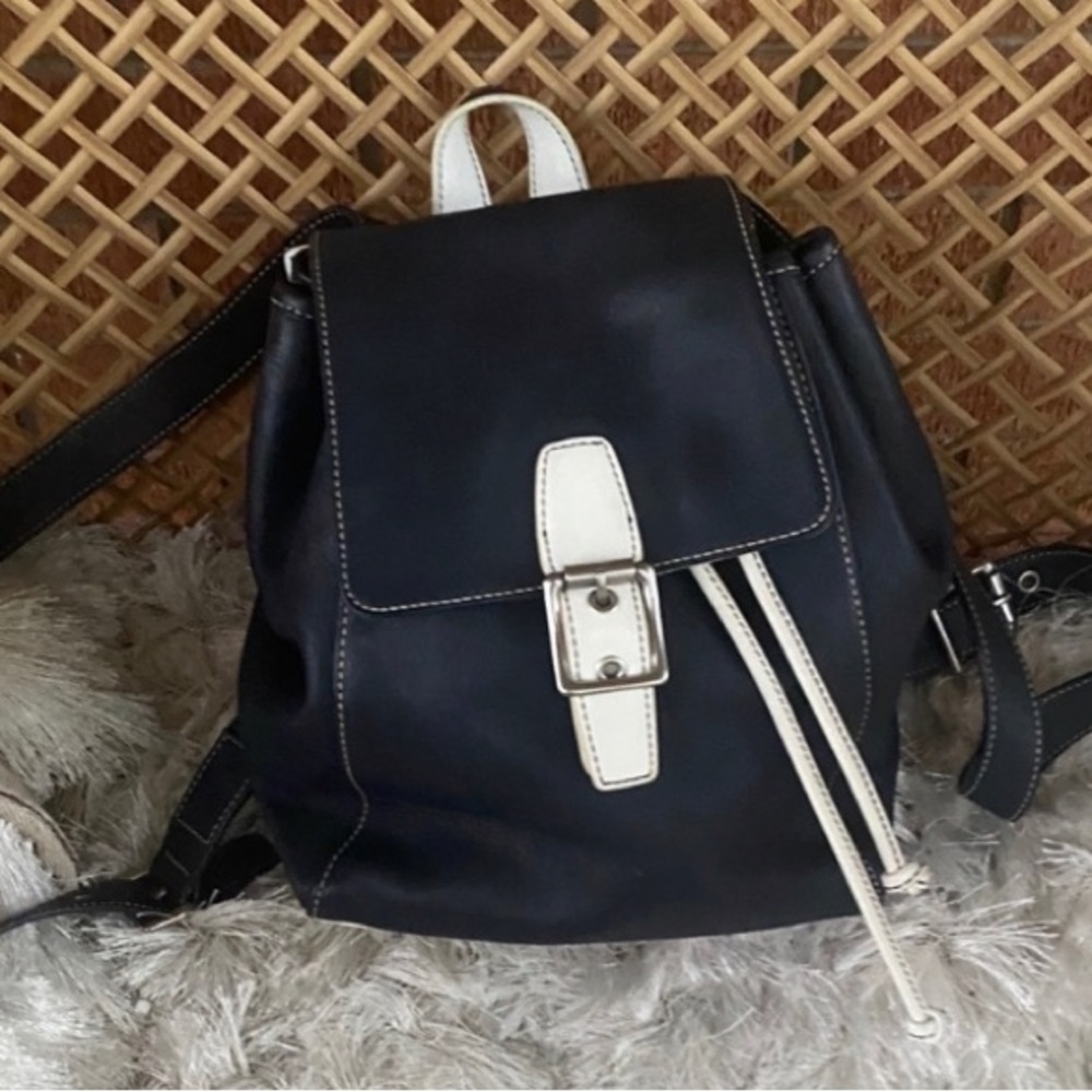 Authentic 💙🤍Vintage navy blue / white Y2K Coach 9569 2 tone leather backpack